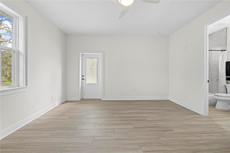 Spacious, unfurnished interior of a new home in , Weeki Wachee (Image 46).
