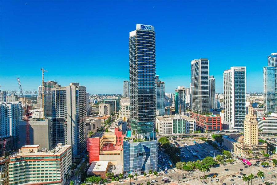 Condo located in Miami, FL showcasing its design and architecture (Image 22).