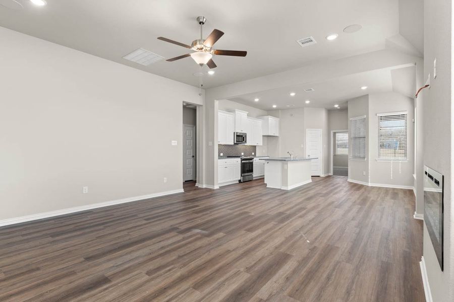 Spacious, unfurnished interior of a new home in Avondale, Fate (Image 15).