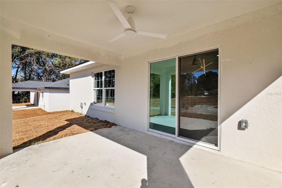 Exterior details and patio area of a home in , Dunnellon (Image 3).