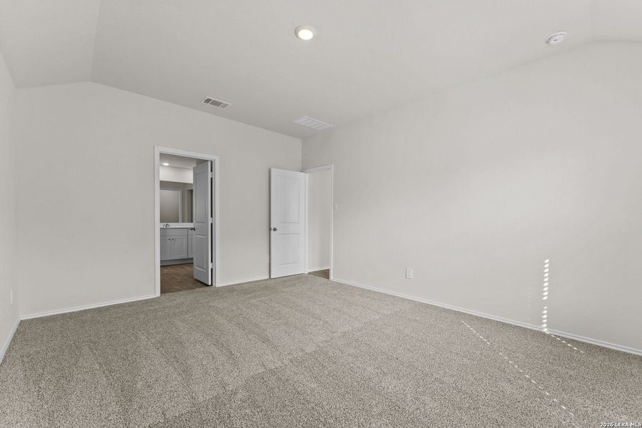 Spacious, unfurnished interior of a new home in Navarro Fields, Seguin (Image 9).