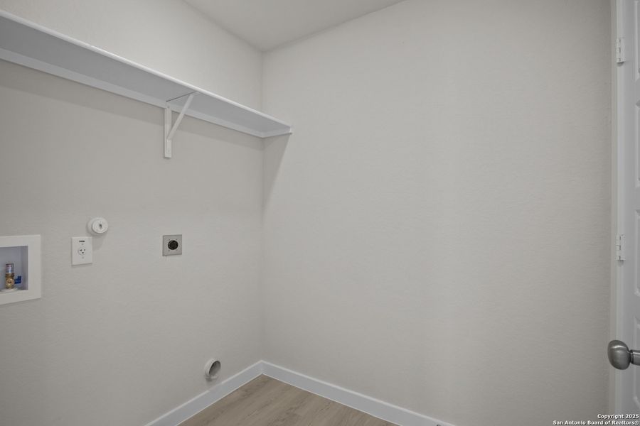 Spacious, unfurnished interior of a new home in Rosemont Hill, San Antonio (Image 18). Spacious, unfurnished interior of a new home in Rosemont Hill, San Antonio (Image 18).