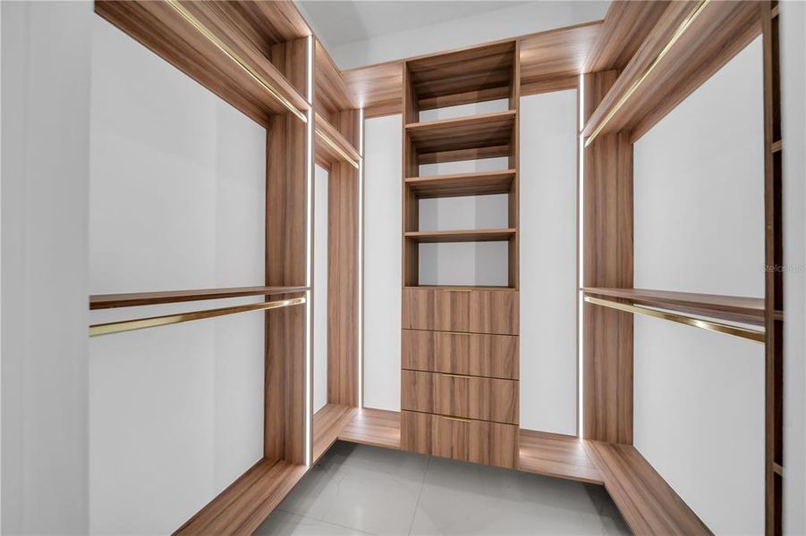 Spacious, unfurnished interior of a new home in , Cape Coral (Image 19).