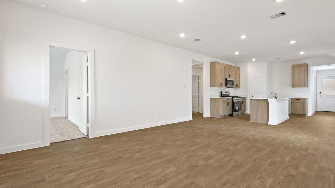 Spacious, unfurnished interior of a new home in Holly Ridge, Rosenberg (Image 17).