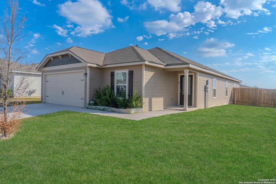 Exterior details and patio area of a home in Luckey Ranch, San Antonio (Image 3).