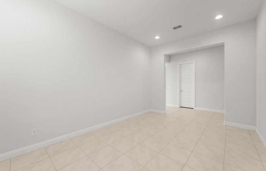 Spacious, unfurnished interior of a new home in Artisan at Asante, Surprise (Image 20).