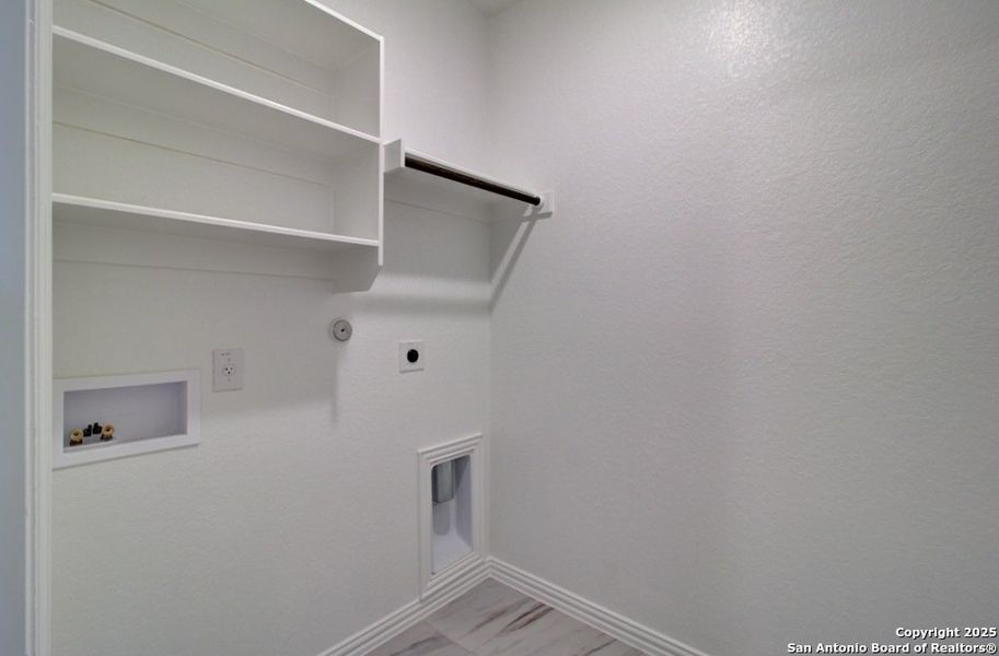 Spacious, unfurnished interior of a new home in Casinas at Gruene, New Braunfels (Image 8).