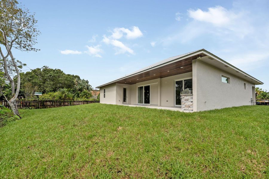 Exterior details and patio area of a home in , Fort Pierce (Image 2).