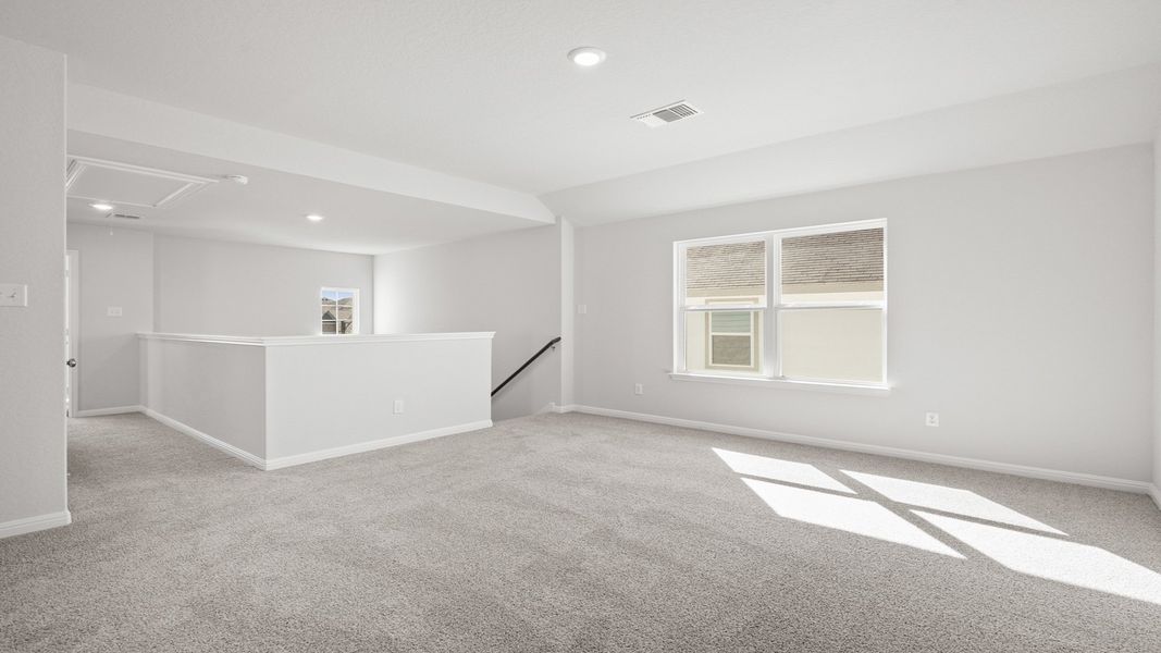 Spacious, unfurnished interior of a new home in Hunters Ranch, San Antonio (Image 17).