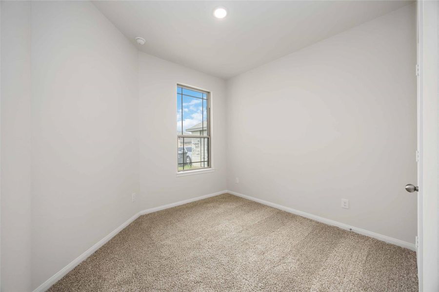 Spacious, unfurnished interior of a new home in Meadow Park, Conroe (Image 13).