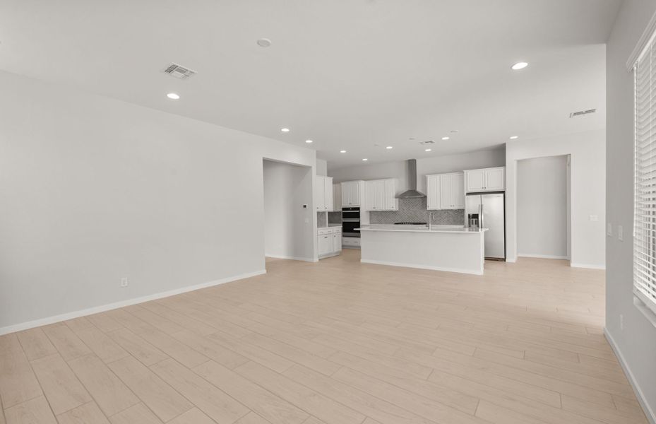 Spacious, unfurnished interior of a new home in Sun City Anthem at Merrill Ranch, Florence (Image 20).
