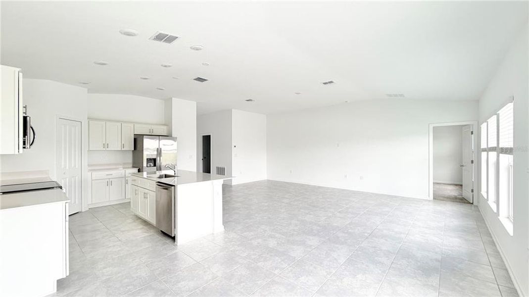Spacious, unfurnished interior of a new home in Westview, Kissimmee (Image 16).