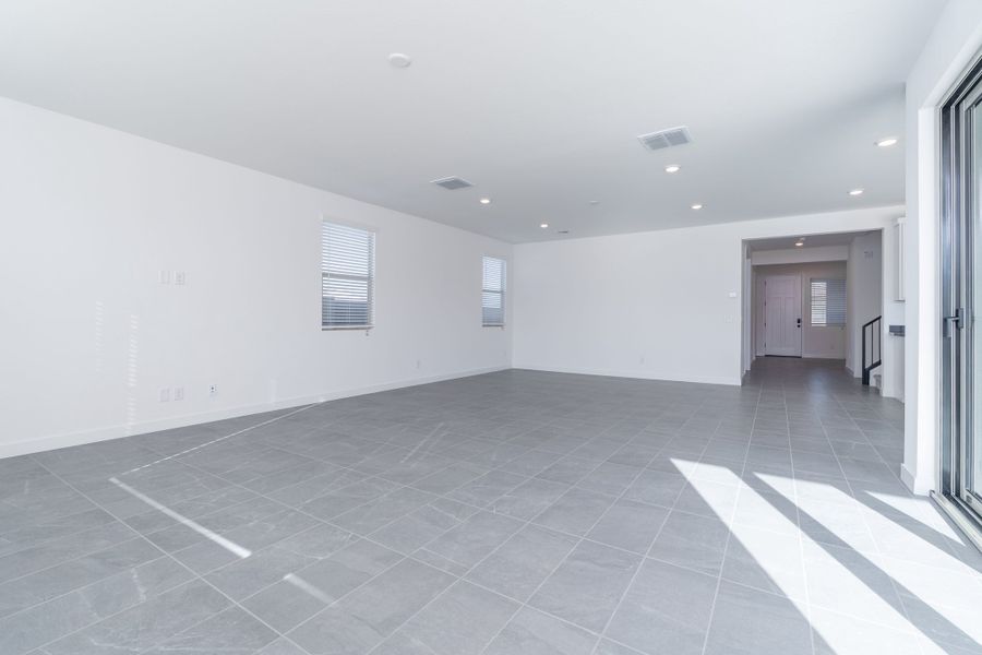 Spacious, unfurnished interior of a new home in Terraza, San Tan Valley (Image 10).