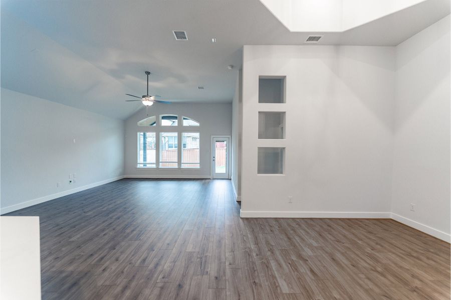 Spacious, unfurnished interior of a new home in Sunfield, Buda (Image 14).