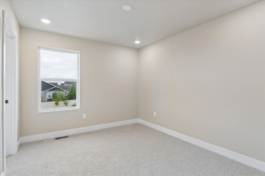 Spacious, unfurnished interior of a new home in Aspen Meadows-4, Colorado Springs (Image 31).