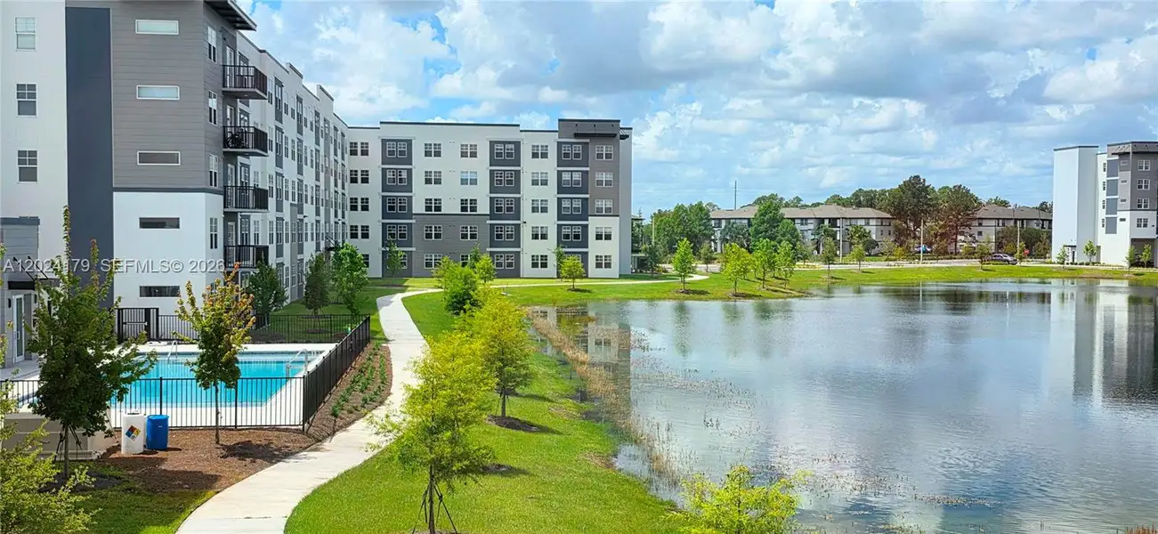 Condo located in Orlando, FL showcasing its design and architecture (Image 3).