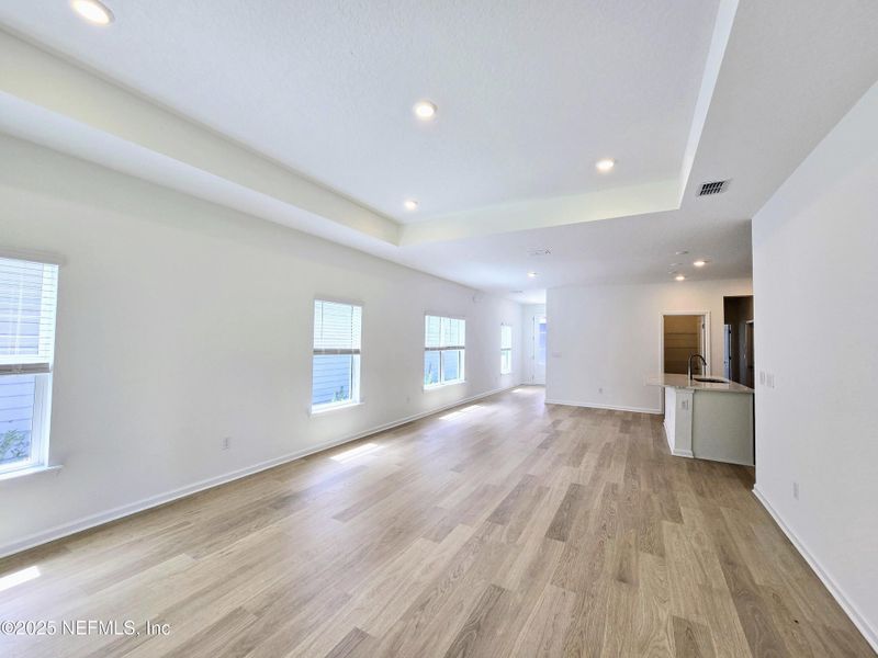 Spacious, unfurnished interior of a new home in Hyland Trail, Middleburg (Image 22).