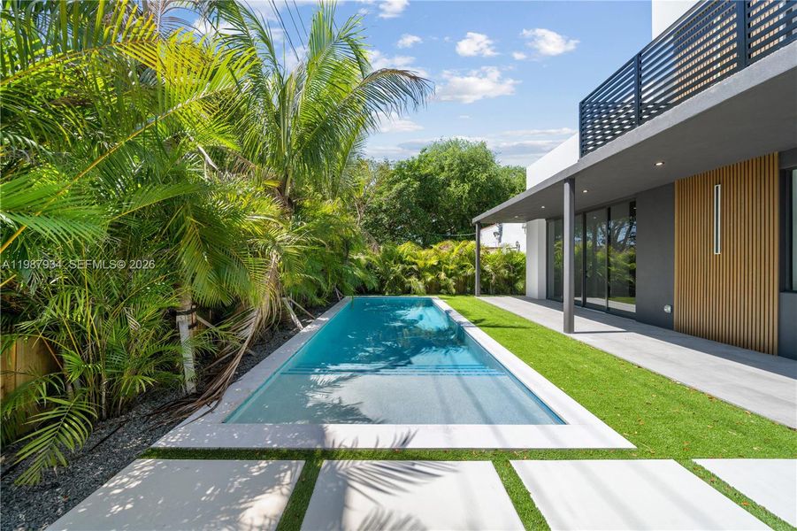 Exterior details and patio area of a home in , Miami (Image 33).