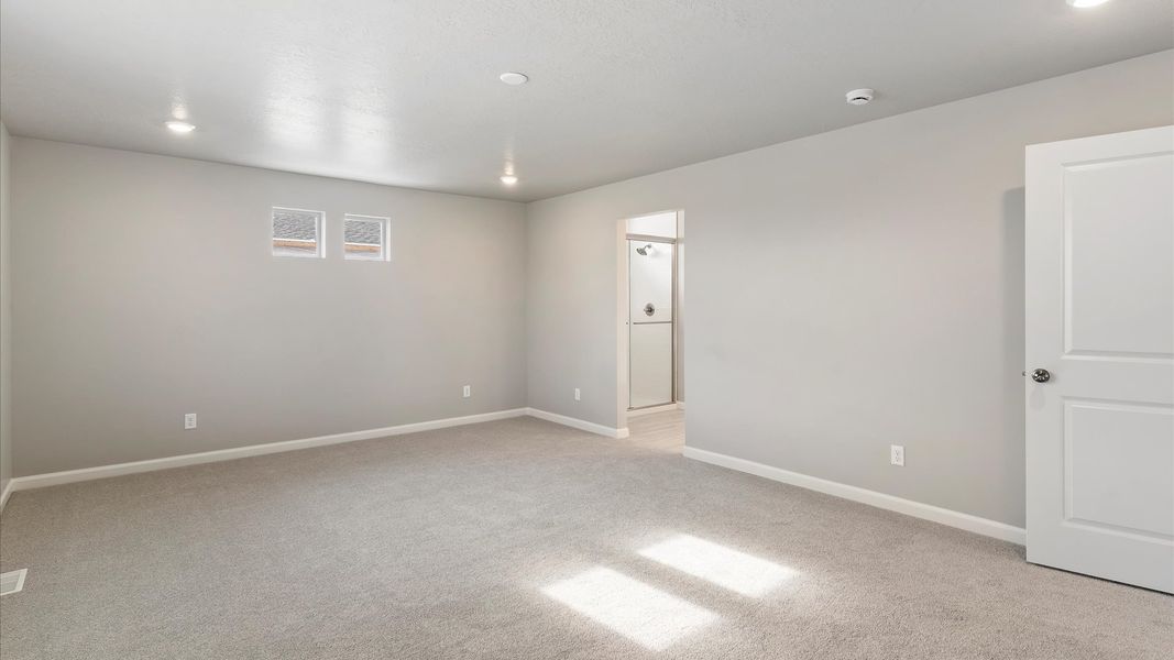 Spacious, unfurnished interior of a new home in Reunion, Commerce City (Image 21).