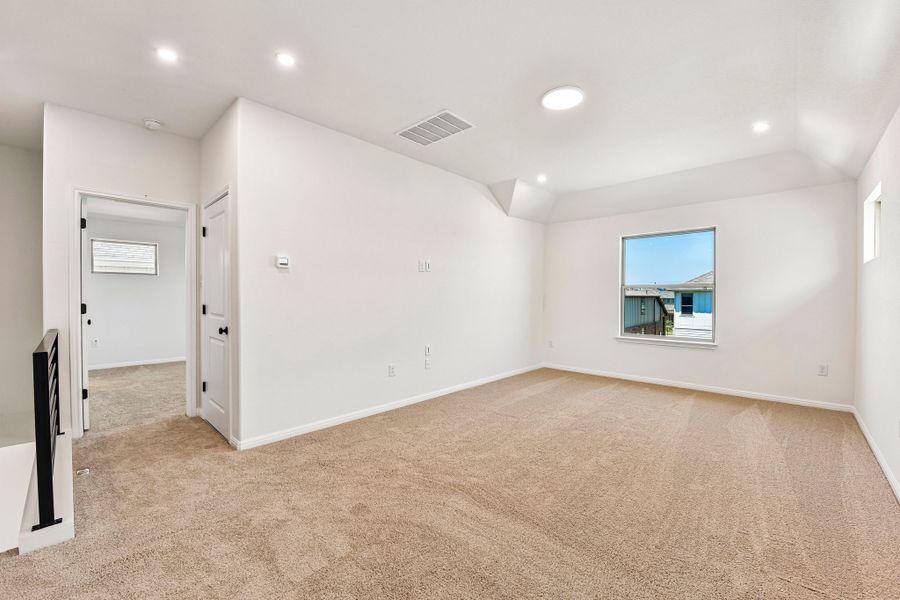 Spacious, unfurnished interior of a new home in Crosswinds, Kyle (Image 15).