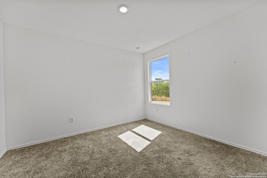 Spacious, unfurnished interior of a new home in Lodi Grove, Floresville (Image 10).