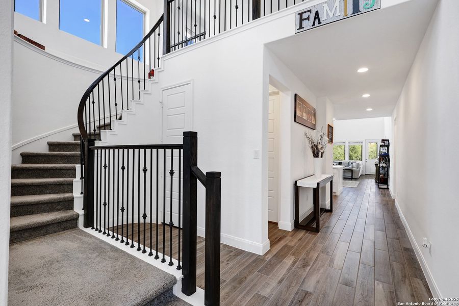 Spacious, unfurnished interior of a new home in Cibolo Canyons 50', San Antonio (Image 18). Spacious, unfurnished interior of a new home in Cibolo Canyons 50', San Antonio (Image 18).