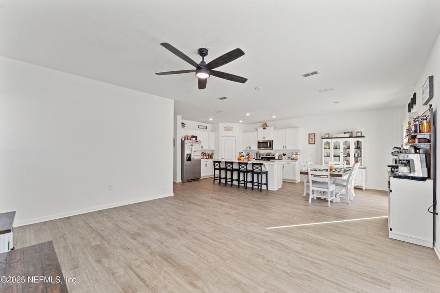 Spacious, unfurnished interior of a new home in Cross Creek Express, Green Cove Springs (Image 19).