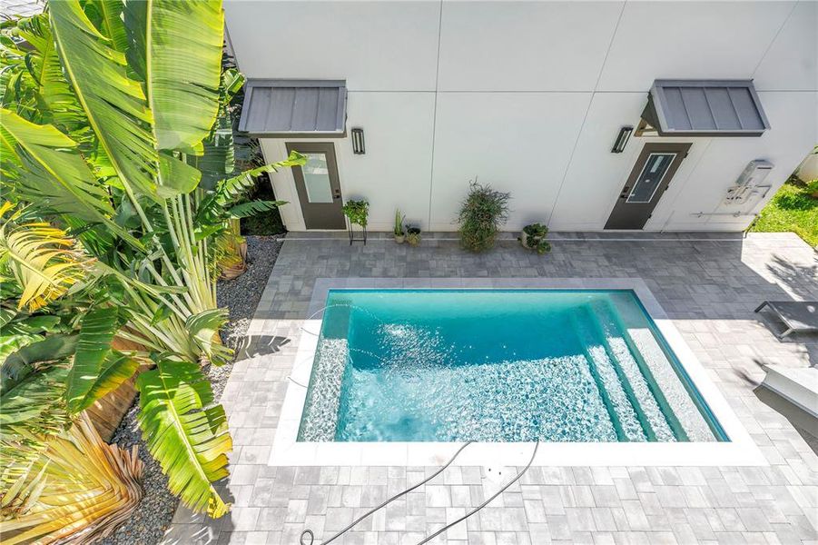 Exterior details and patio area of a home in , St. Petersburg (Image 24).