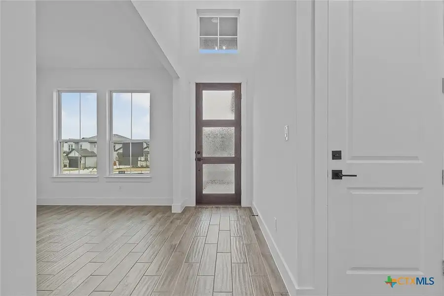 Spacious, unfurnished interior of a new home in Levy Crossing, Killeen (Image 16).