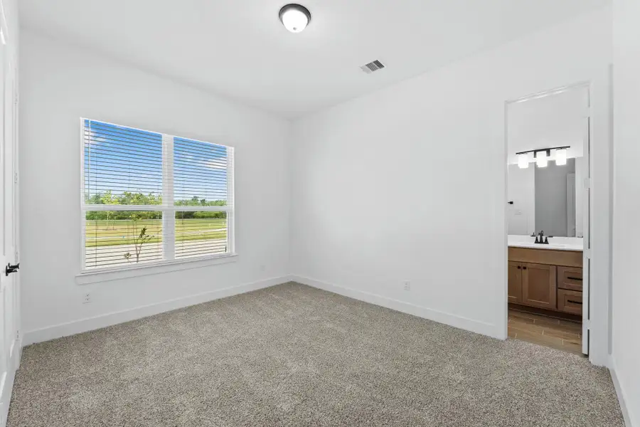 Spacious, unfurnished interior of a new home in Riceland, Mont Belvieu (Image 7).