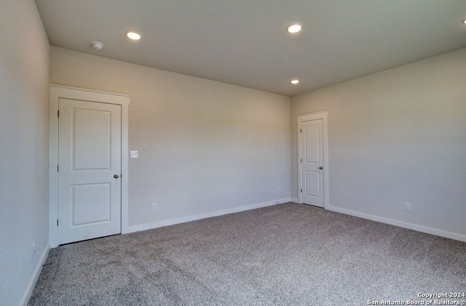 Spacious, unfurnished interior of a new home in Cloud Country, New Braunfels (Image 22).