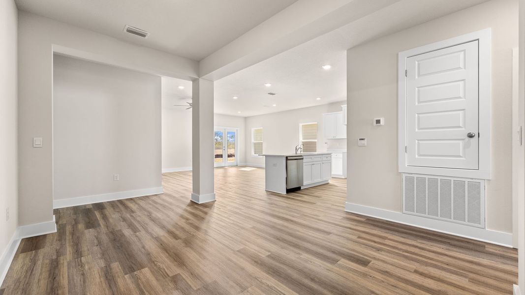 Spacious, unfurnished interior of a new home in Titus Park, Panama City (Image 16). Spacious, unfurnished interior of a new home in Titus Park, Panama City (Image 16).