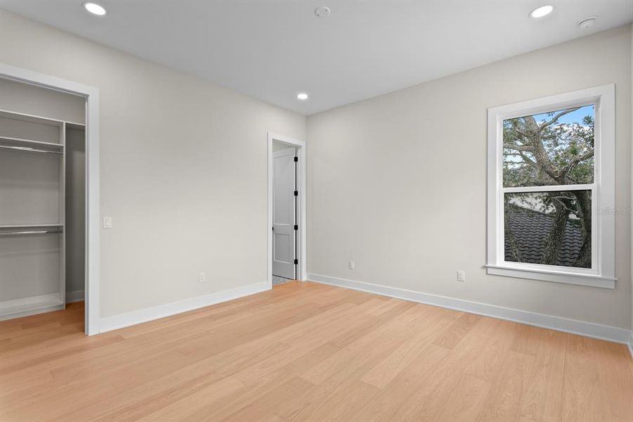 Spacious, unfurnished interior of a new home in , Tampa (Image 44).