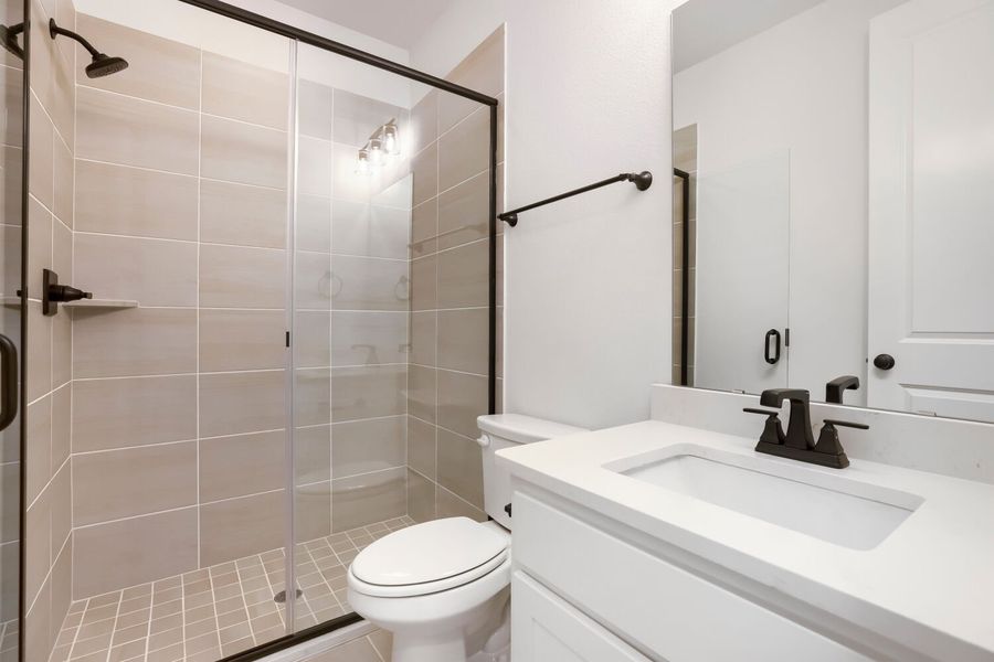 2615 Cedar - Full Bathroom