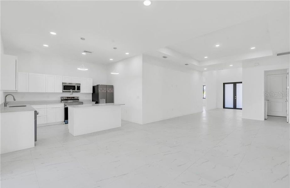 Spacious, unfurnished interior of a new home in , Cape Coral (Image 17).