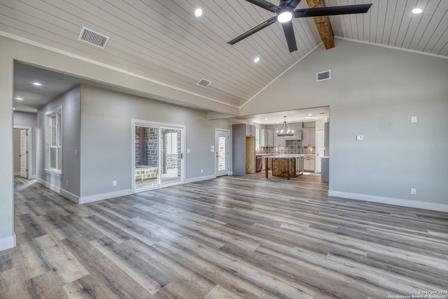 Spacious, unfurnished interior of a new home in , Uvalde (Image 25).