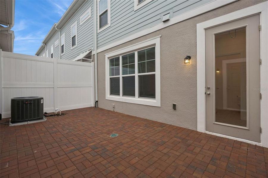 Exterior details and patio area of a home in , Winter Garden (Image 4).