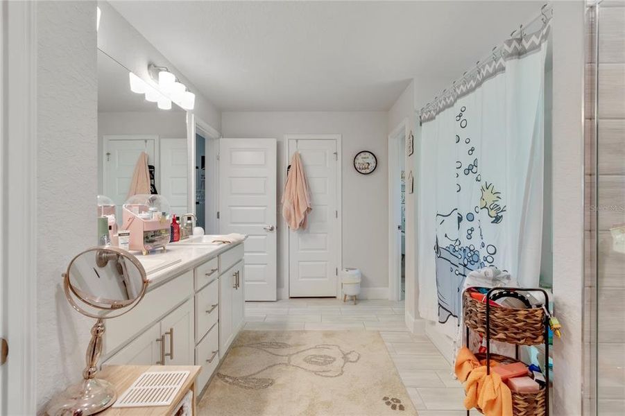 Furnished interior view inside a new home in , Dunnellon (Image 46).