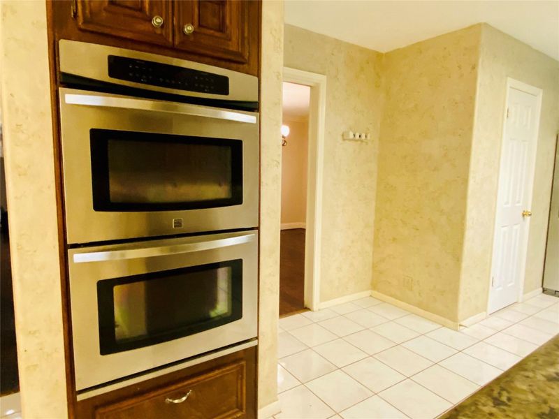 14212 - Kitchen with double ovens