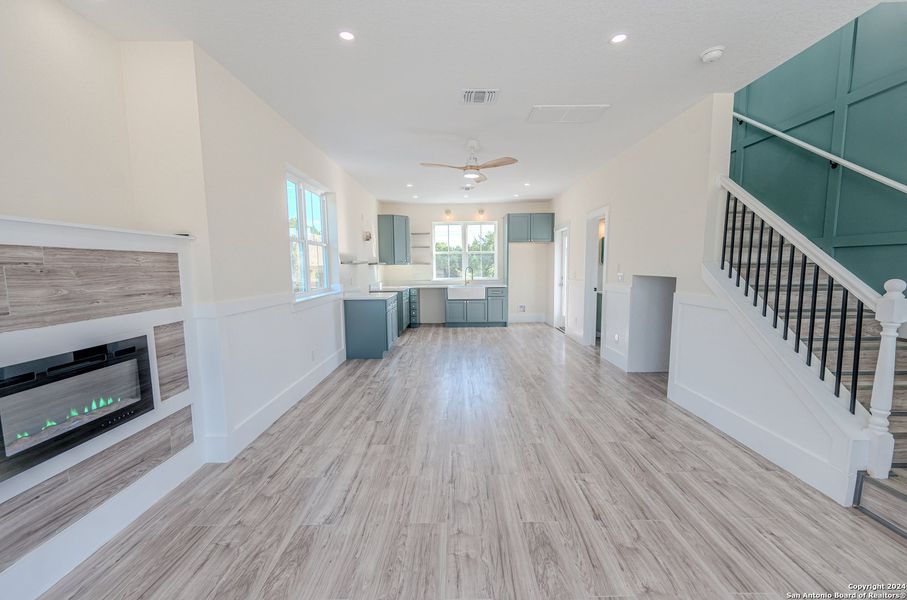 Spacious, unfurnished interior of a new home in , Bandera (Image 9).