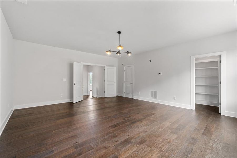 Spacious, unfurnished interior of a new home in Crossroads, Alpharetta (Image 21).