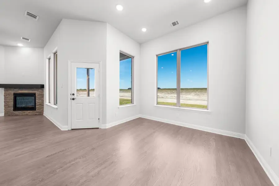 Spacious, unfurnished interior of a new home in Levante, Waxahachie (Image 17).