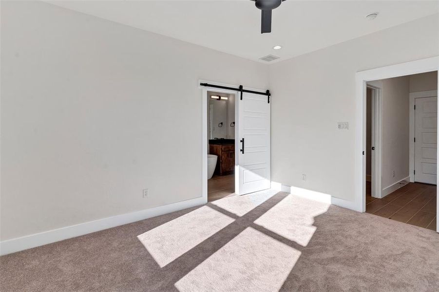 Spacious, unfurnished interior of a new home in , Granbury (Image 16).