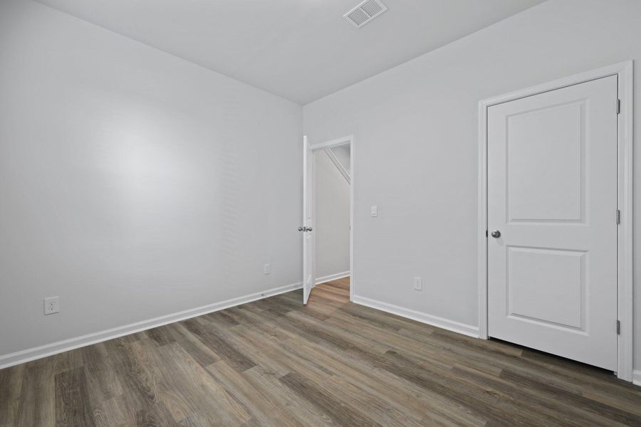 Spacious, unfurnished interior of a new home in Sheep Island, Summerville (Image 10).