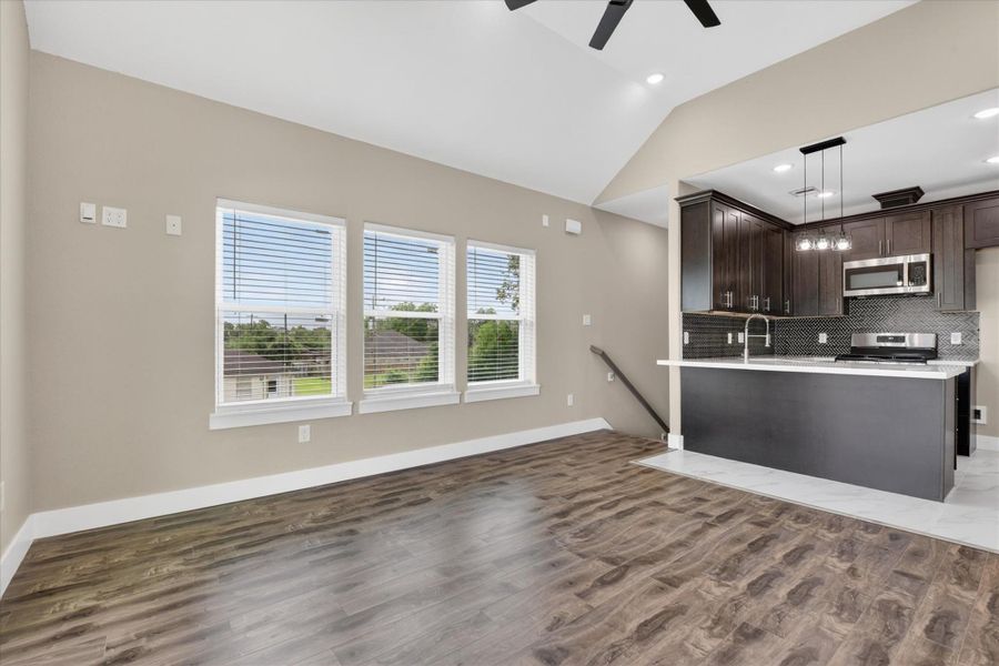 Spacious, unfurnished interior of a new home in , Houston (Image 19).