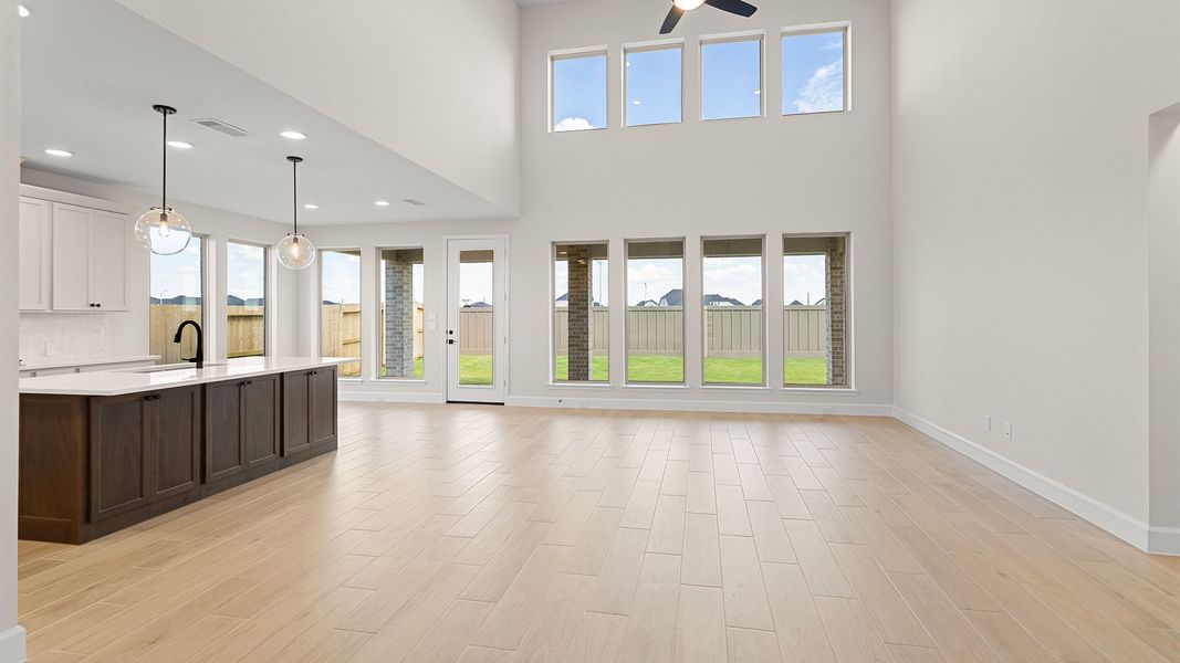 Spacious, unfurnished interior of a new home in Cross Creek West, Fulshear (Image 8).
