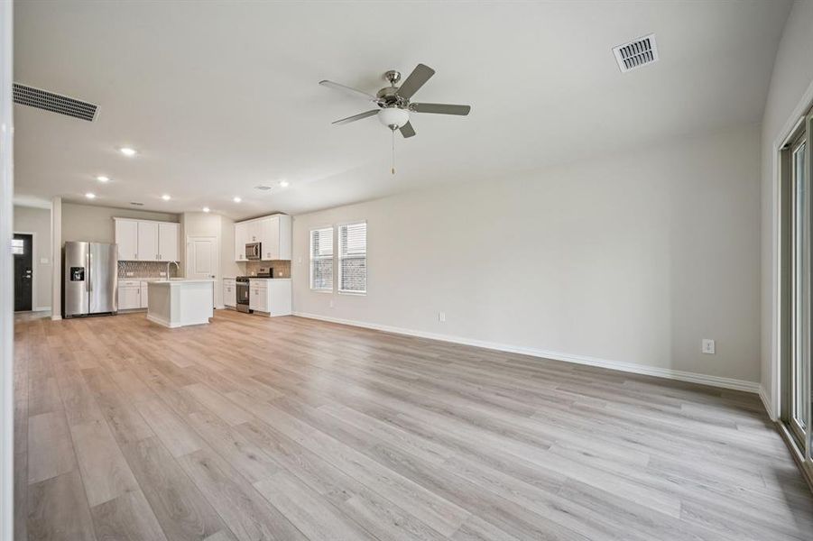 Spacious, unfurnished interior of a new home in Westmoor, Sherman (Image 29).