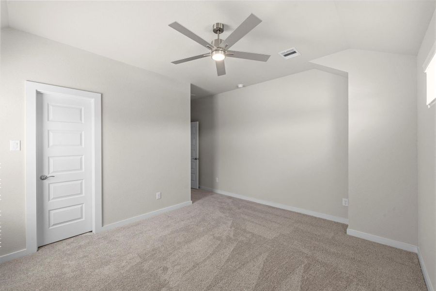 Spacious, unfurnished interior of a new home in Barton Creek Ranch, Conroe (Image 34).