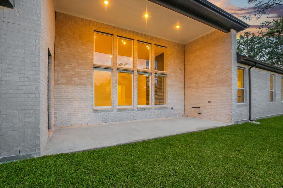 Exterior details and patio area of a home in Butlers Bend Estates, Pinehurst (Image 3).