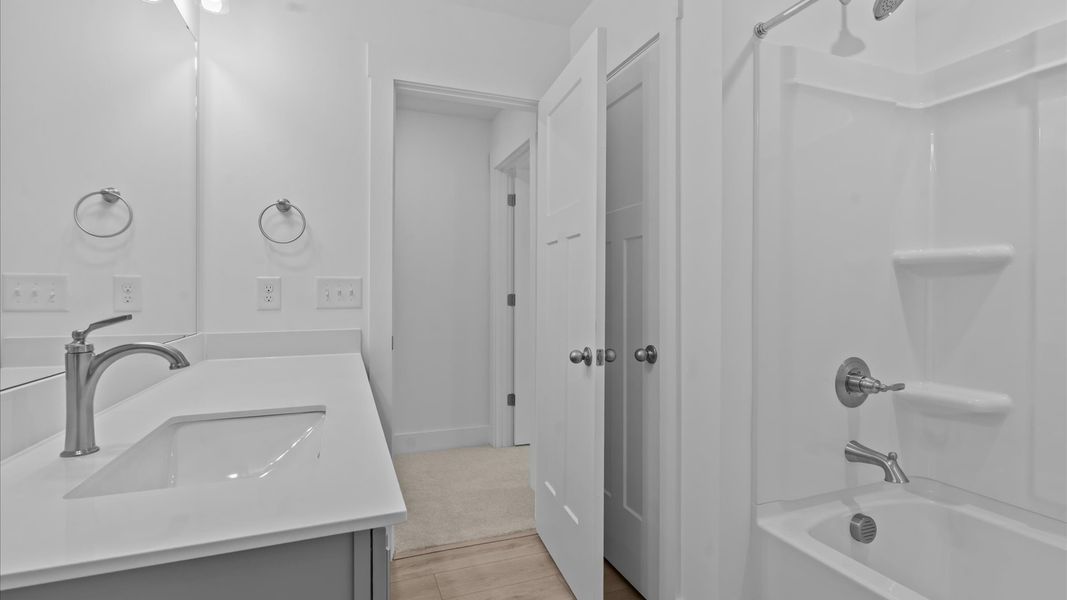 First-rate full bath featuring modern surfaces and a fresh, current color palette